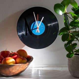 🕰️✨ Čas na hudební design ! Naše nové gramofonové hodiny z kolekce Lovetouch spojují kaligrafickou eleganci Moniky...