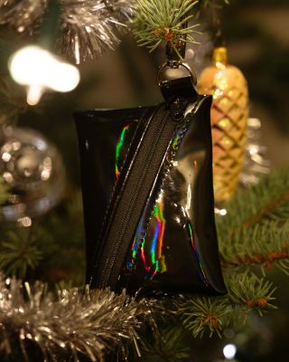 ✨ Tip malý, ale fakt šikovný dárek, který potěší🎄 Podívej na naši klíčenku a mincovník v jednom - třeba v holografické...